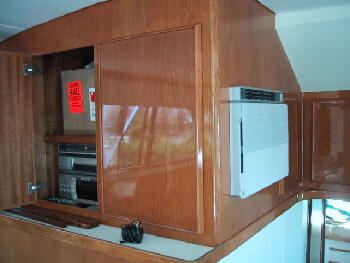 バートラム50内装木部塗装後